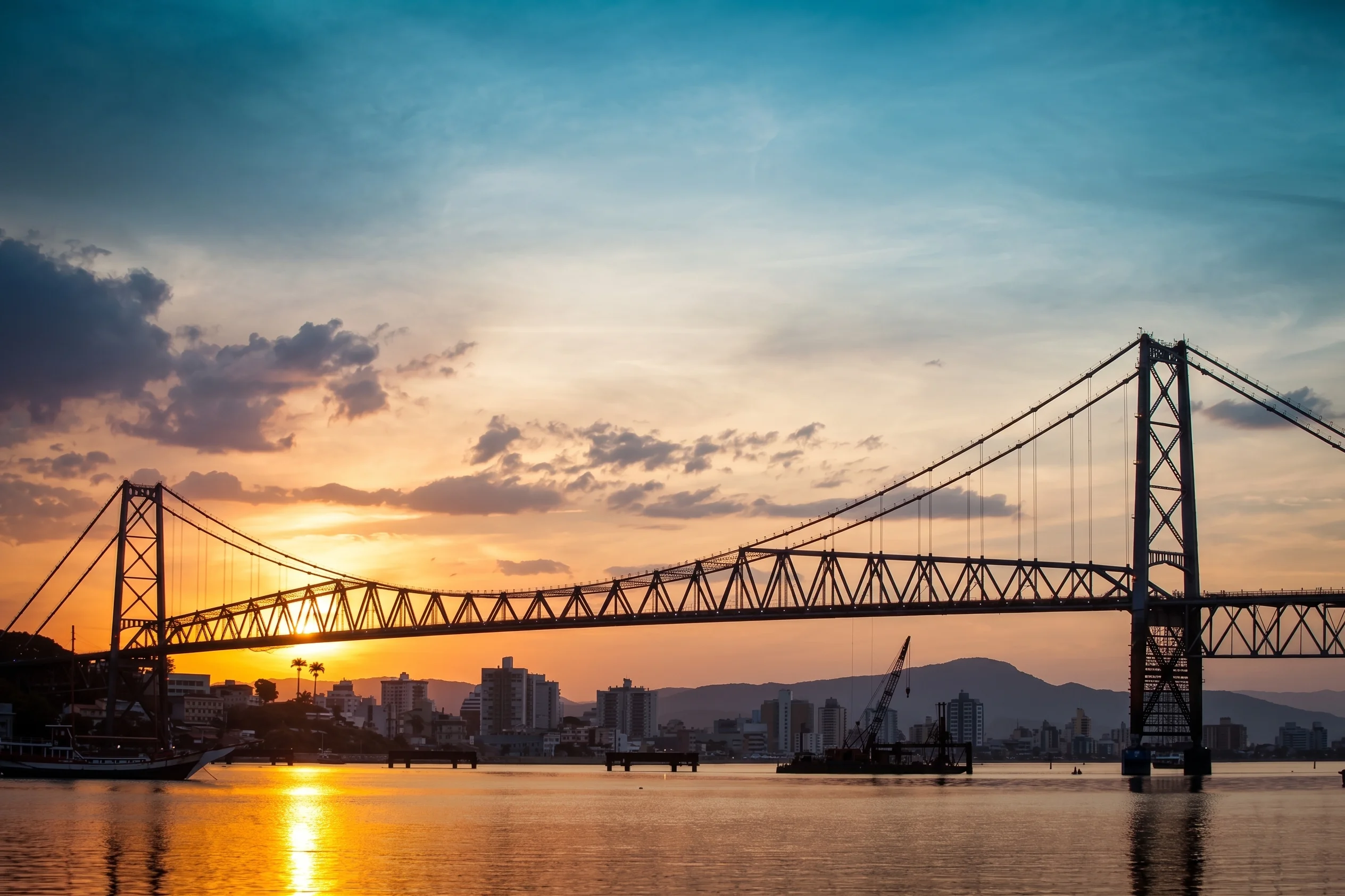 Ponte Hercílio Luz ao pôr do sol em Florianópolis