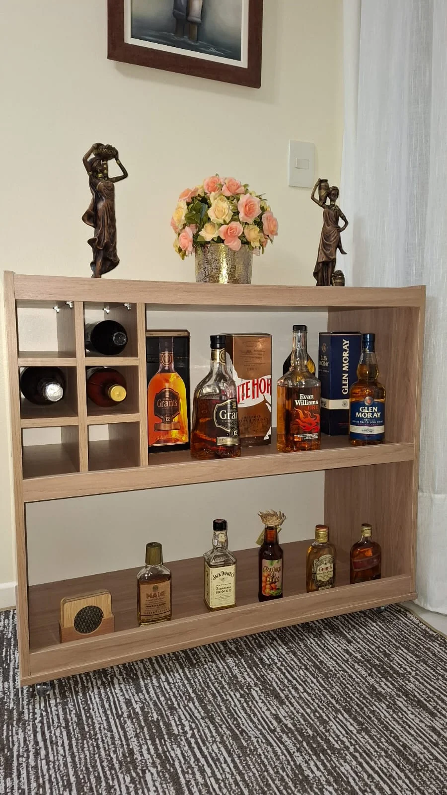 Adega e bar planejados com nichos para garrafas
