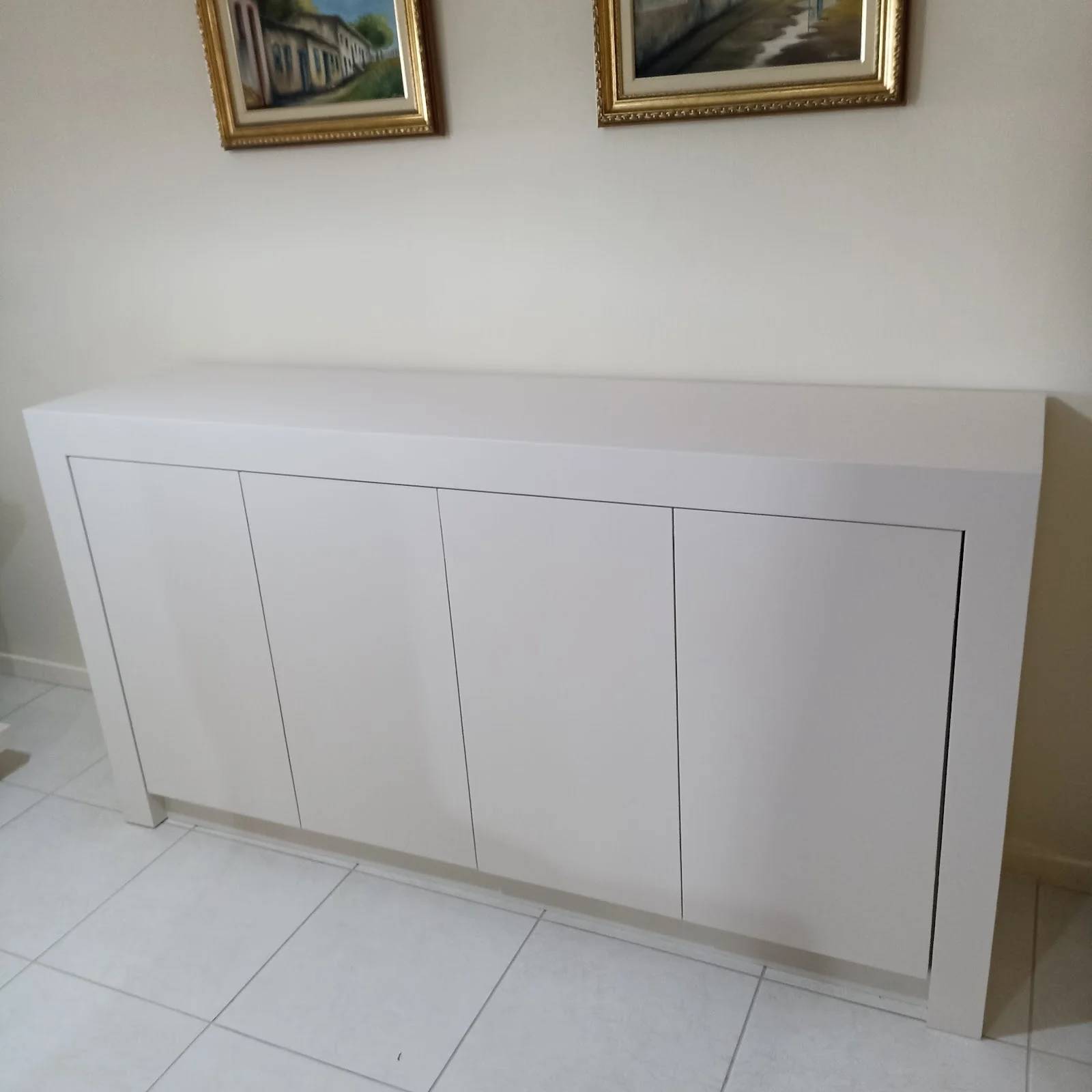 Buffet branco minimalista para sala